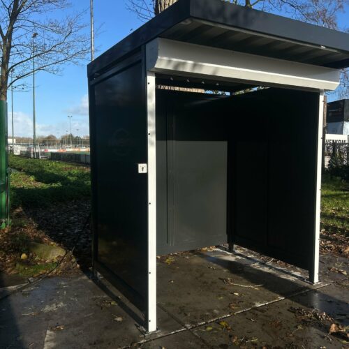 Aflsuitbare overkapping voor automaten en statiegeldmachines 16 Robuuste overkapping met afsluitbaar rolluik voor buitenopgestelde apparatuur. Maatwerk in RAL-kleuren, duurzame materialen en eenvoudige montage.